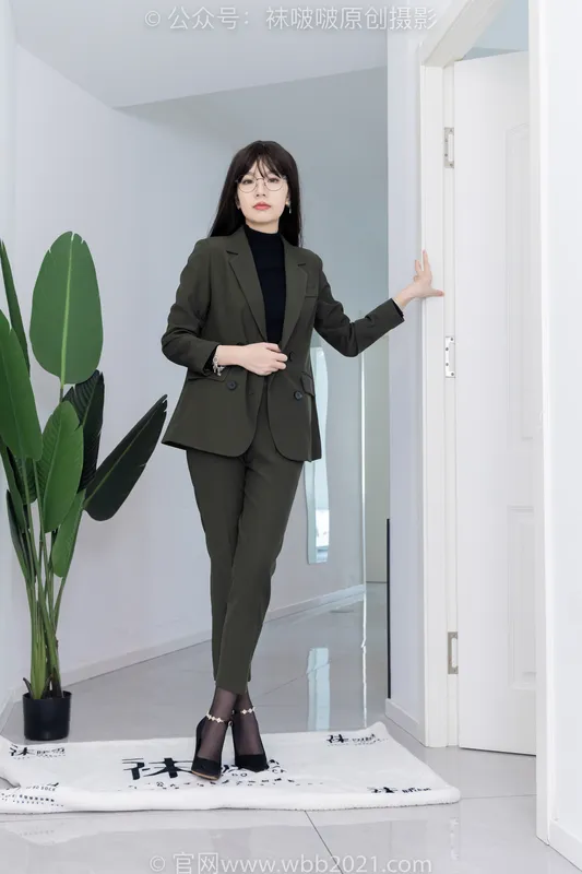 [BoBoSocks袜啵啵] NO.519 小甜豆-高跟鞋、薄黑丝（脚尖加固款）、裸足、ol制服、裤里丝（花絮版） - BoBoSocks袜啵啵